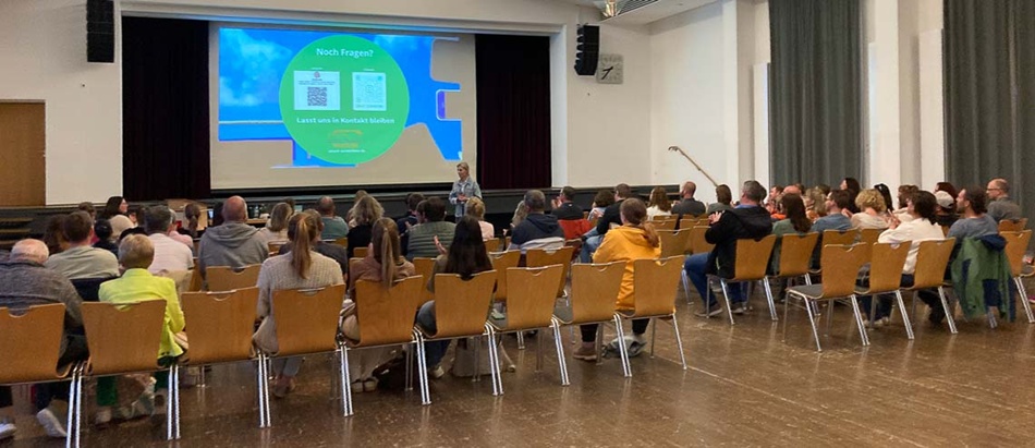 Digitaltag in der Drümmelbergschule im Saal mit Projektion