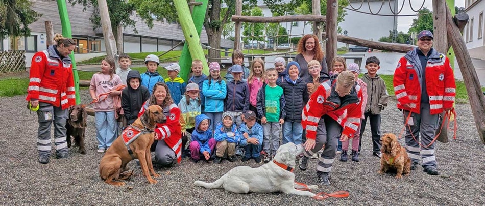 Kinder der Klasse 2b mit der Hundestaffel