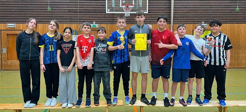 Mädchen und Jungs der Klasse 4a, Sieger des Völkerballturniers